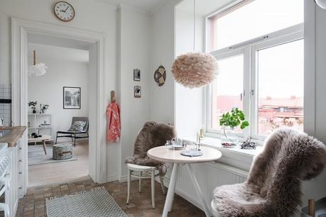 Mini cocina femenina y con estilo mini pisos nórdicos lampara de plumas Eos lightbrown de la marca danesa Vita decoración pisos pequeños decoración femenina decoración cocinas nórdicas decoración cocinas blog decoración nórdica 