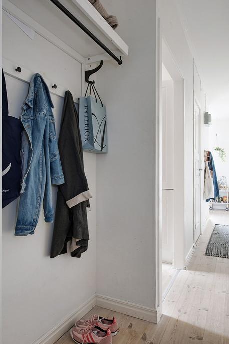 Mini cocina femenina y con estilo mini pisos nórdicos lampara de plumas Eos lightbrown de la marca danesa Vita decoración pisos pequeños decoración femenina decoración cocinas nórdicas decoración cocinas blog decoración nórdica 