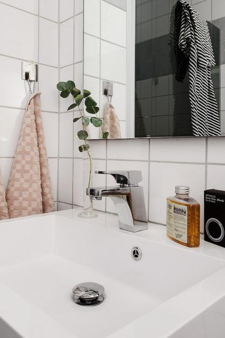 Mini cocina femenina y con estilo mini pisos nórdicos lampara de plumas Eos lightbrown de la marca danesa Vita decoración pisos pequeños decoración femenina decoración cocinas nórdicas decoración cocinas blog decoración nórdica 