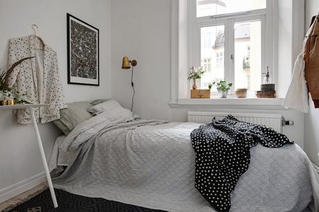 Mini cocina femenina y con estilo mini pisos nórdicos lampara de plumas Eos lightbrown de la marca danesa Vita decoración pisos pequeños decoración femenina decoración cocinas nórdicas decoración cocinas blog decoración nórdica 