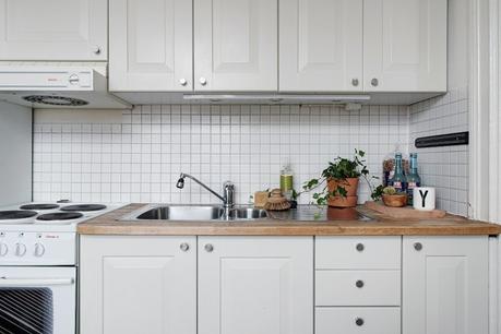 Mini cocina femenina y con estilo mini pisos nórdicos lampara de plumas Eos lightbrown de la marca danesa Vita decoración pisos pequeños decoración femenina decoración cocinas nórdicas decoración cocinas blog decoración nórdica 