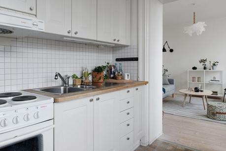 Mini cocina femenina y con estilo mini pisos nórdicos lampara de plumas Eos lightbrown de la marca danesa Vita decoración pisos pequeños decoración femenina decoración cocinas nórdicas decoración cocinas blog decoración nórdica 