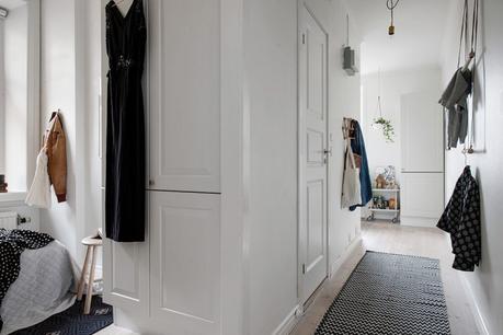 Mini cocina femenina y con estilo mini pisos nórdicos lampara de plumas Eos lightbrown de la marca danesa Vita decoración pisos pequeños decoración femenina decoración cocinas nórdicas decoración cocinas blog decoración nórdica 