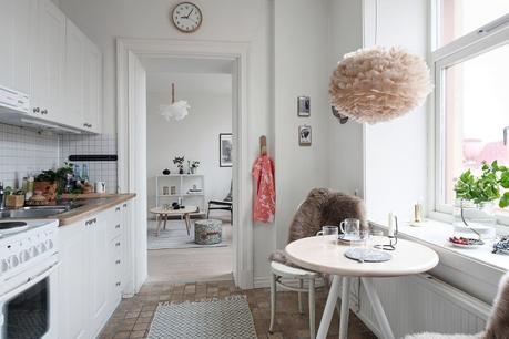 Mini cocina femenina y con estilo mini pisos nórdicos lampara de plumas Eos lightbrown de la marca danesa Vita decoración pisos pequeños decoración femenina decoración cocinas nórdicas decoración cocinas blog decoración nórdica 