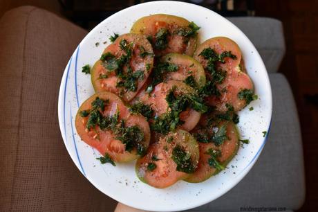 Ensalada de tomate, perejil y orégano