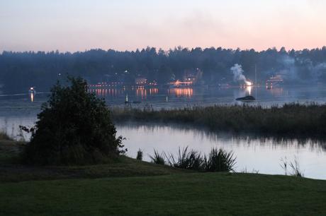 Hogueras a la orilla del lago festejan el final del verano. 