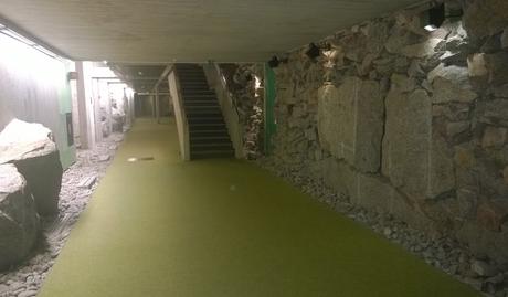 Uno de los pasillos del hotel, que discurre junto a la roca viva