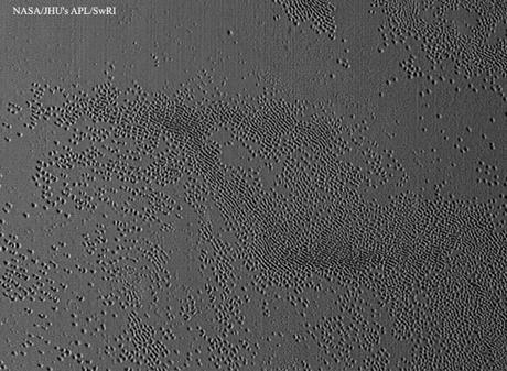Extraños agujeros descubiertos en Plutón