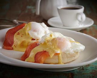 Huevos benedictinos con salmón