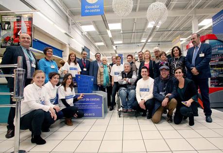Carrefour Ourense instala un elevador de cestas para personas con discapacidad