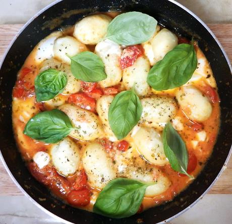 Ñoquis con tomates cherrys y albahaca