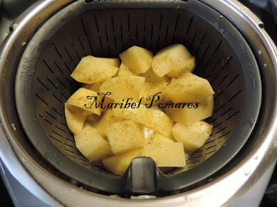 Pollo con patatas, verdura y salsa suprema.