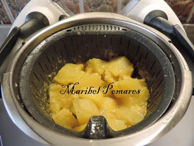 Pollo con patatas, verdura y salsa suprema.