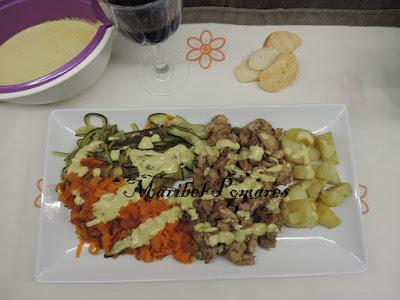 Pollo con patatas, verdura y salsa suprema.