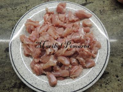 Pollo con patatas, verdura y salsa suprema.