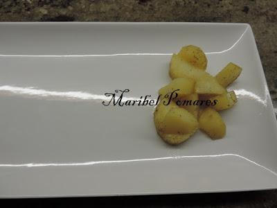 Pollo con patatas, verdura y salsa suprema.