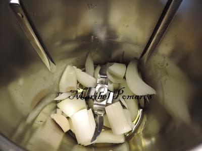 Pollo con patatas, verdura y salsa suprema.