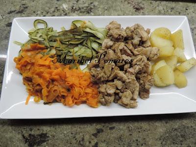 Pollo con patatas, verdura y salsa suprema.