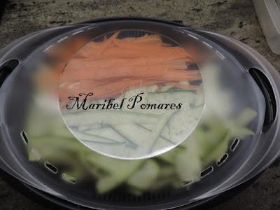 Pollo con patatas, verdura y salsa suprema.