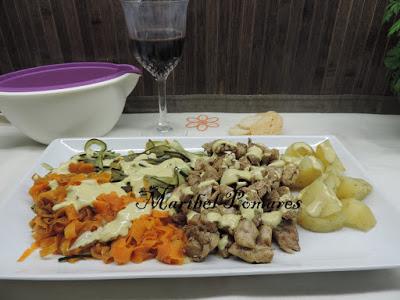 Pollo con patatas, verdura y salsa suprema.