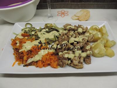 Pollo con patatas, verdura y salsa suprema.