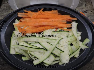 Pollo con patatas, verdura y salsa suprema.