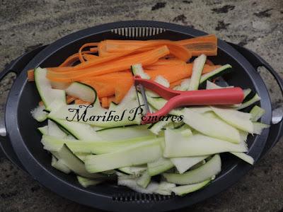 Pollo con patatas, verdura y salsa suprema.