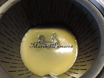 Pollo con patatas, verdura y salsa suprema.