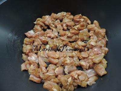 Pollo con patatas, verdura y salsa suprema.