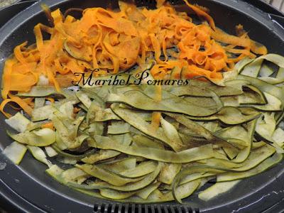 Pollo con patatas, verdura y salsa suprema.