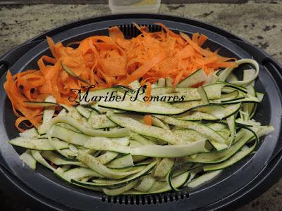 Pollo con patatas, verdura y salsa suprema.