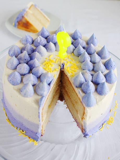 Torta Blanca Rellena de Crema Pastelera de Piña Cubierta con Buttercream en Degradé