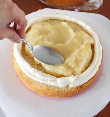 Torta Blanca Rellena de Crema Pastelera de Piña Cubierta con Buttercream en Degradé
