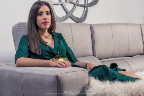 Fotografía mujer modelo sofá gris moderno Murcia
