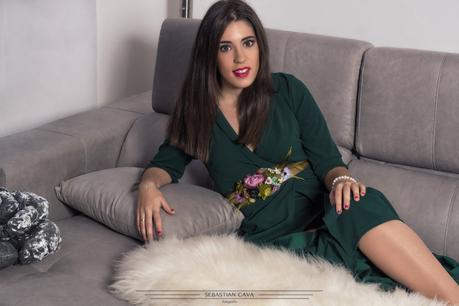 Fotografía mujer modelo sofá gris moderno Murcia