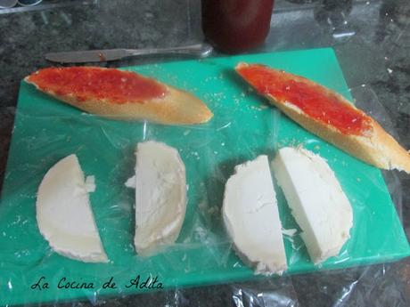 Tapa de queso de cabra a la plancha, con mermelada de pimientos
