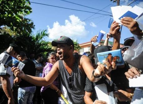 cubano-protesta-frente-a-consulado