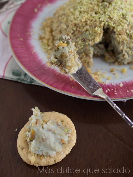 Semiesfera de queso con nueces y pistachos