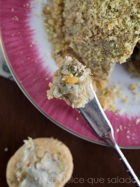 Semiesfera de queso con nueces y pistachos