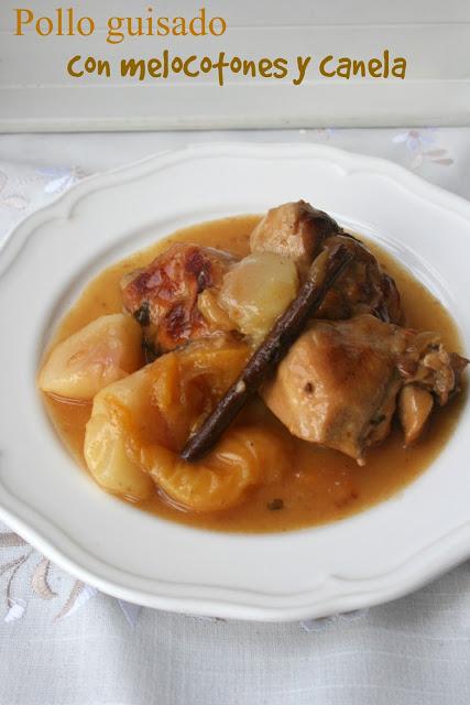 pollo guisado, canela, melocotones