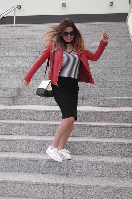 Chupa roja+falda pencil+zapatillas blancas: look sporty