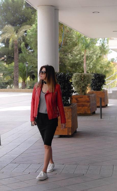 Chupa roja+falda pencil+zapatillas blancas: look sporty