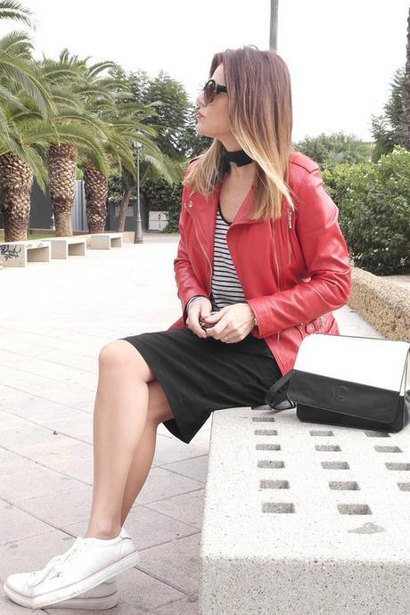 Chupa roja+falda pencil+zapatillas blancas: look sporty