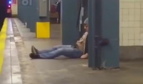 Rata trepa sobre usuario en el Subway de NY y se toma un Selfie