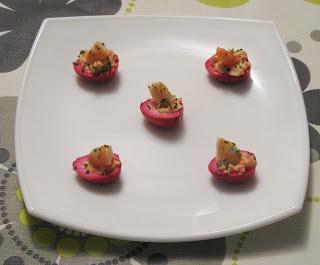 Huevos de codorniz rosas con langostinos