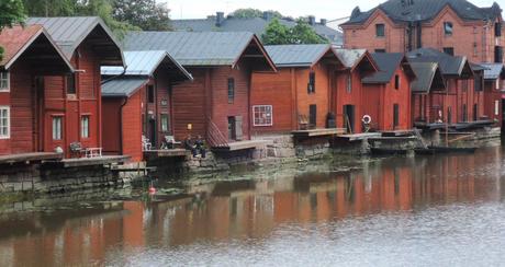 Almacenes junto al río