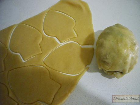 Alcachofas en sorpresa (cortando pétalos de masa y bola de relleno)