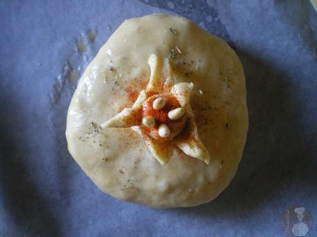 Sorpresas de alcachofas, detalle de la decoración antes de hornear