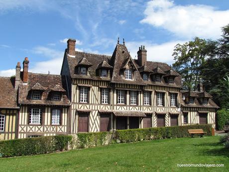 Lyons-la-Forêt, Les Andelys y un hotel peculiar
