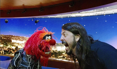 Batalla de baterías entre Dave Grohl y Animal de los Muppets